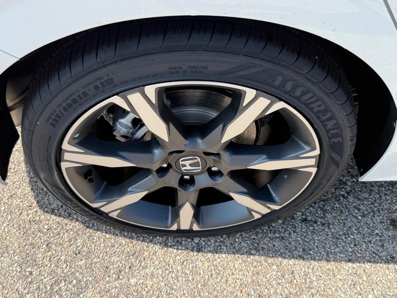 Honda Civic Hatchback Hybrid Vehicle Image 4
