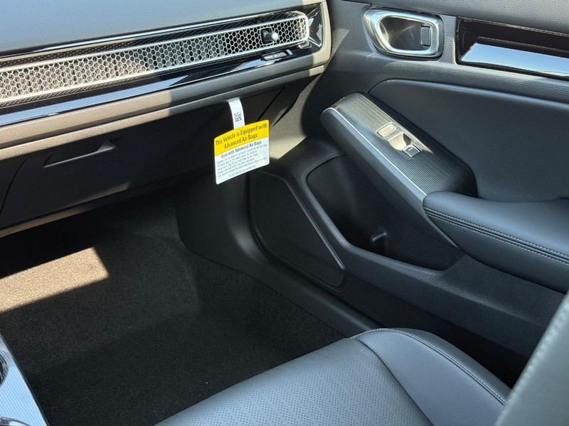 Honda Civic Hatchback Hybrid Vehicle Image 10