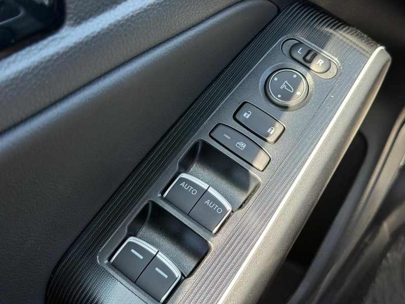 Honda Civic Hatchback Hybrid Vehicle Image 15