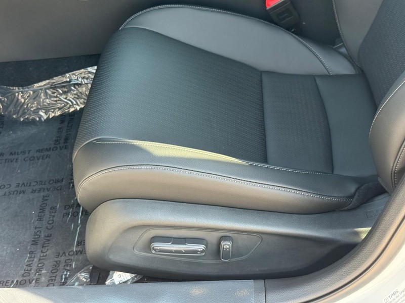 Honda Civic Hatchback Hybrid Vehicle Image 16