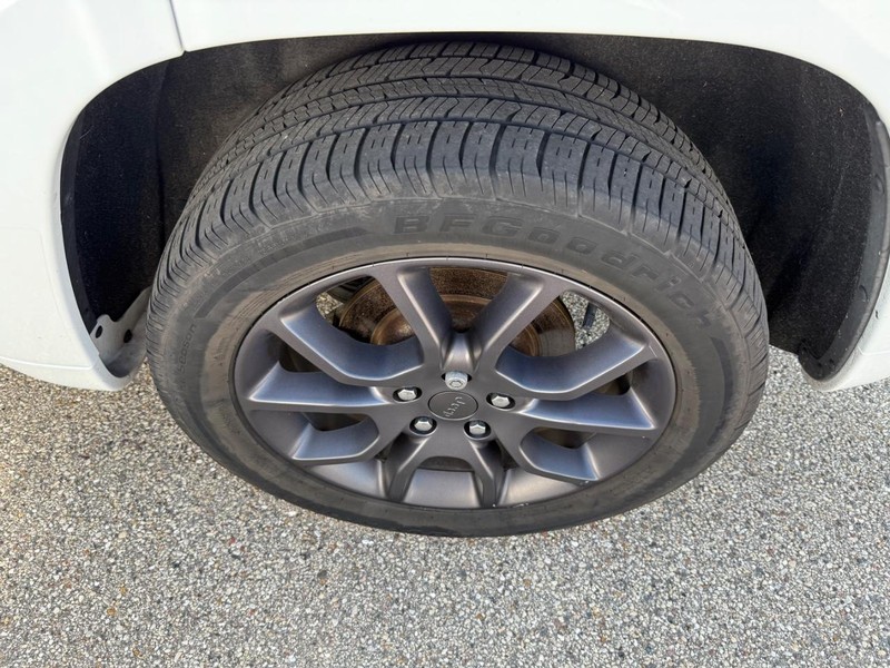 Jeep Grand Cherokee Vehicle Image 6