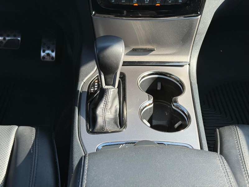 Jeep Grand Cherokee Vehicle Image 12