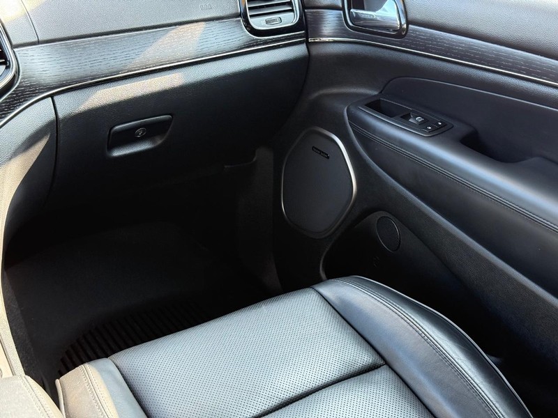 Jeep Grand Cherokee Vehicle Image 14