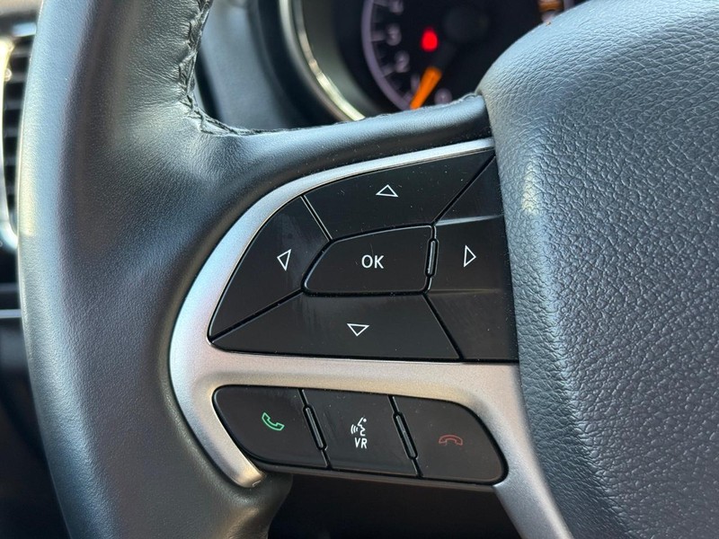 Jeep Grand Cherokee Vehicle Image 16