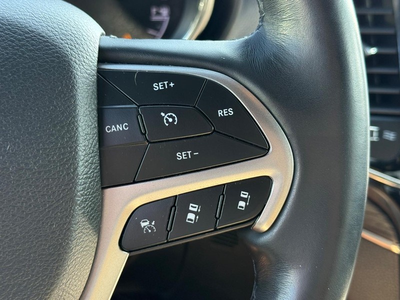 Jeep Grand Cherokee Vehicle Image 17