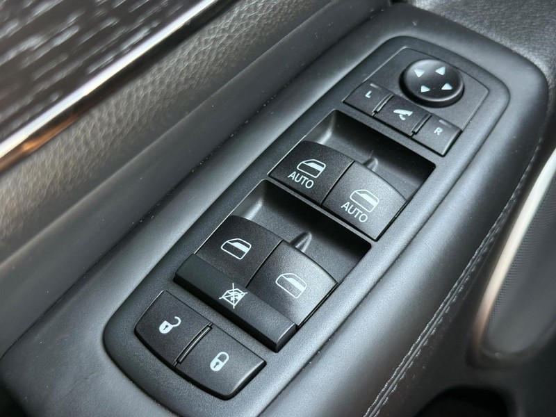 Jeep Grand Cherokee Vehicle Image 21