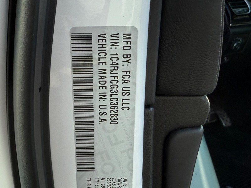 Jeep Grand Cherokee Vehicle Image 23