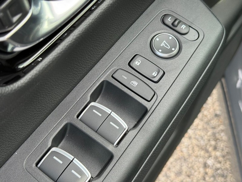 Honda CR-V Hybrid Vehicle Image 16