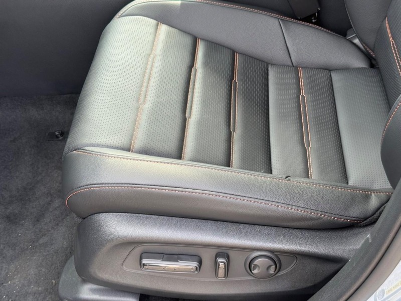 Honda CR-V Hybrid Vehicle Image 17