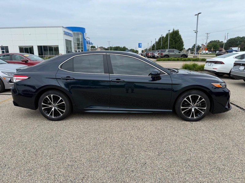 Toyota Camry Vehicle Image 2