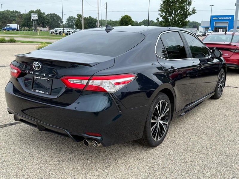 Toyota Camry Vehicle Image 3