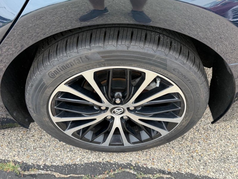 Toyota Camry Vehicle Image 6