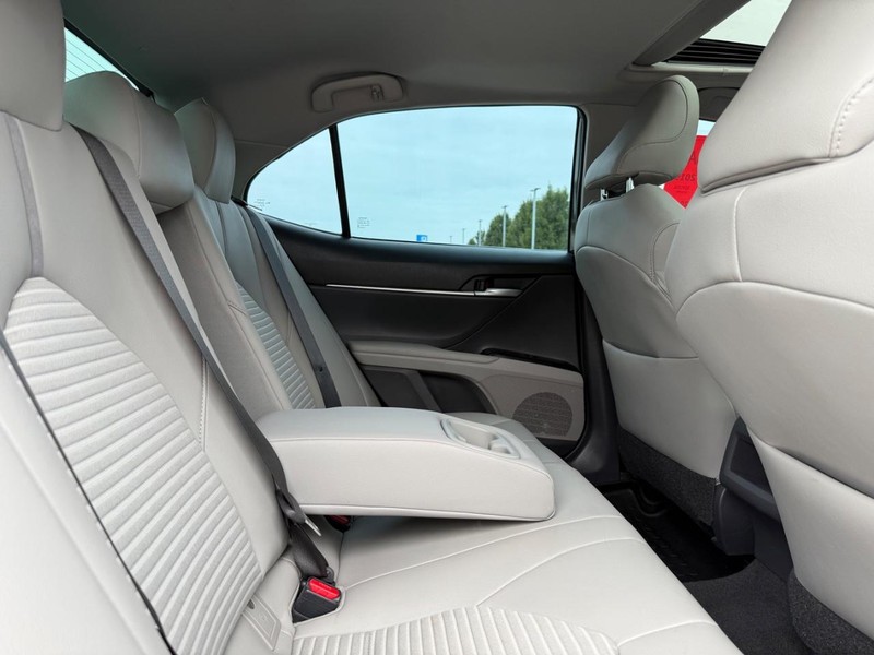 Toyota Camry Vehicle Image 9