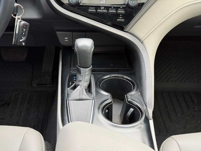 Toyota Camry Vehicle Image 12