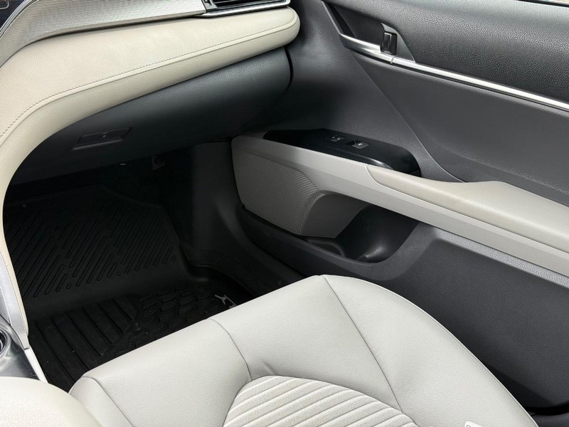 Toyota Camry Vehicle Image 14