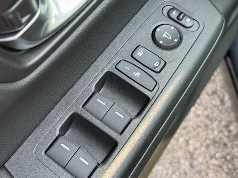 Honda CR-V Hybrid Vehicle Image 16