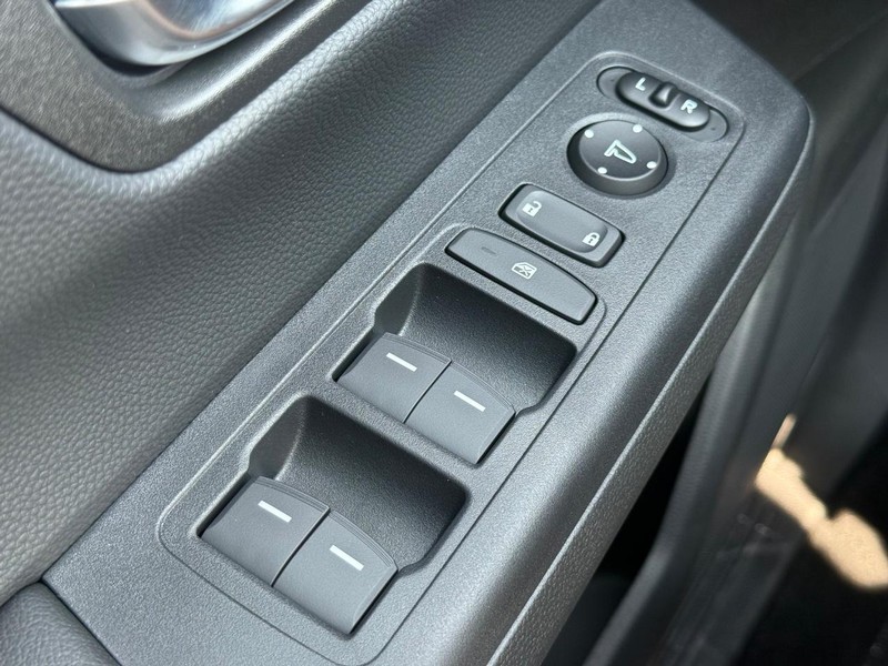 Honda CR-V Hybrid Vehicle Image 16
