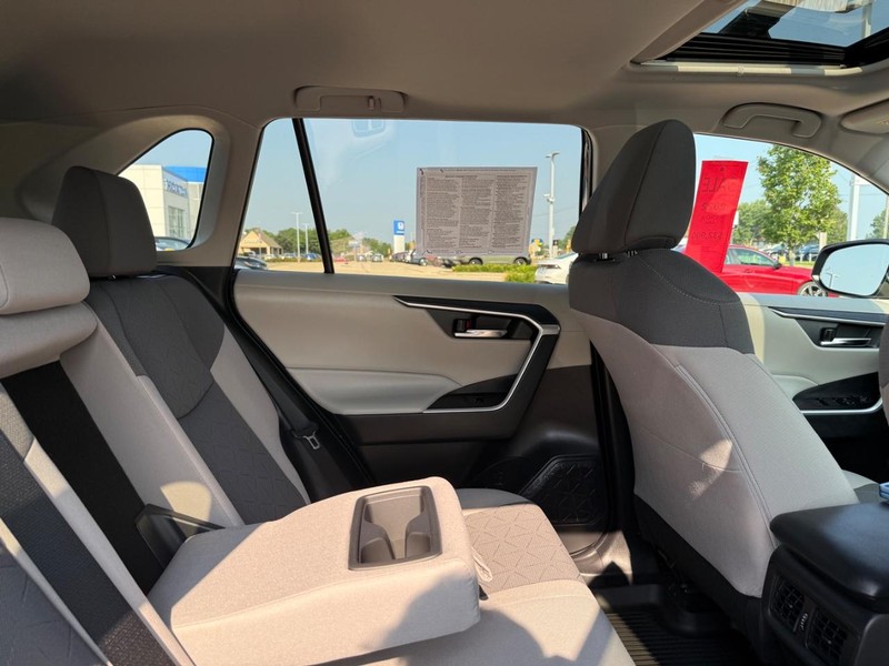 Toyota RAV4 Vehicle Image 9