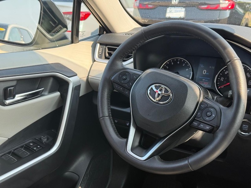 Toyota RAV4 Vehicle Image 14