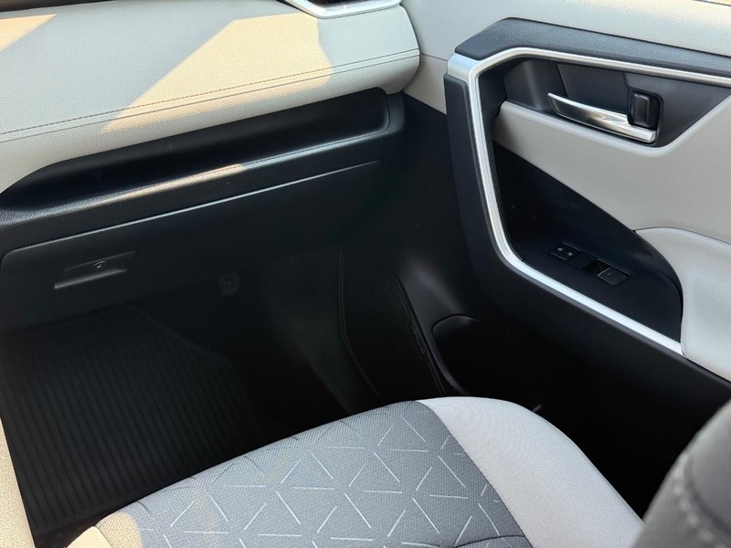 Toyota RAV4 Vehicle Image 15