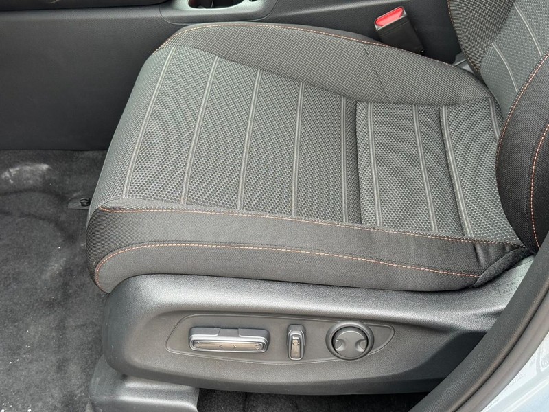 Honda CR-V Hybrid Vehicle Image 17