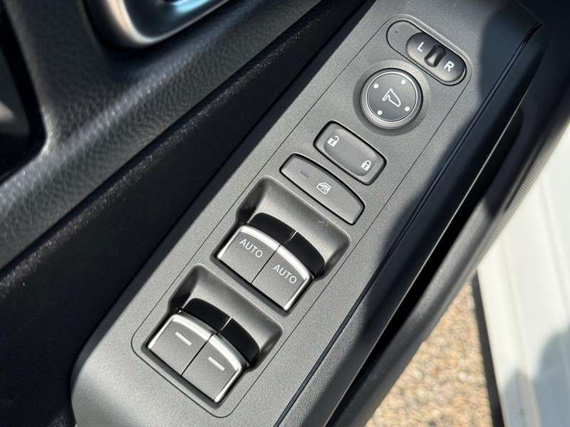 Honda Civic Hatchback Hybrid Vehicle Image 15