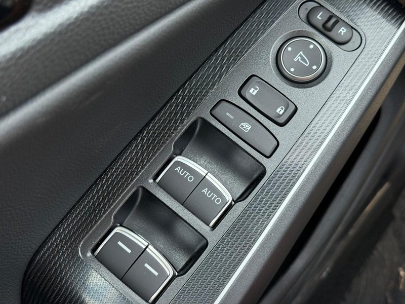 Honda Civic Hatchback Hybrid Vehicle Image 15