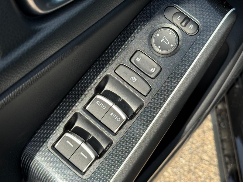 Honda Civic Hatchback Hybrid Vehicle Image 15