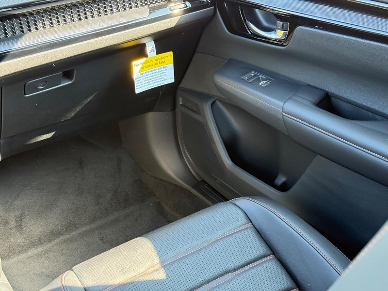 Honda CR-V Hybrid Vehicle Image 10