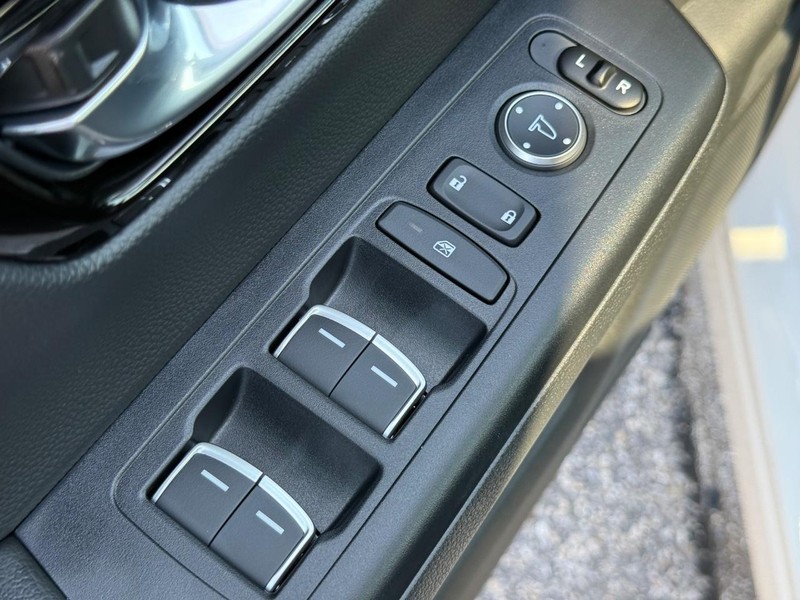 Honda CR-V Hybrid Vehicle Image 16