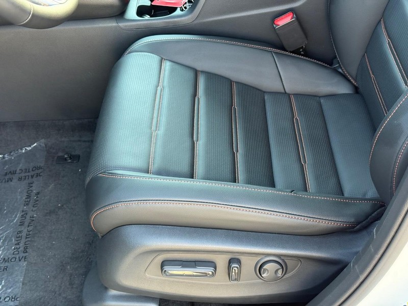 Honda CR-V Hybrid Vehicle Image 17