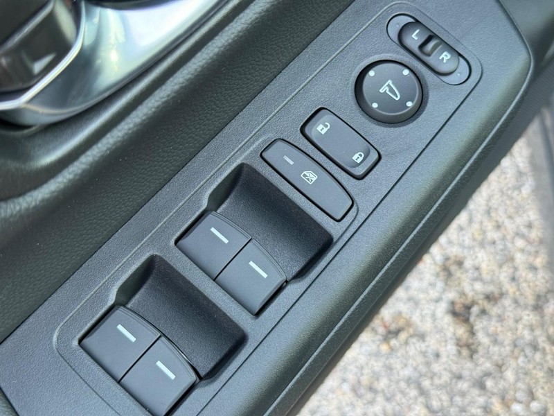 Honda CR-V Hybrid Vehicle Image 16