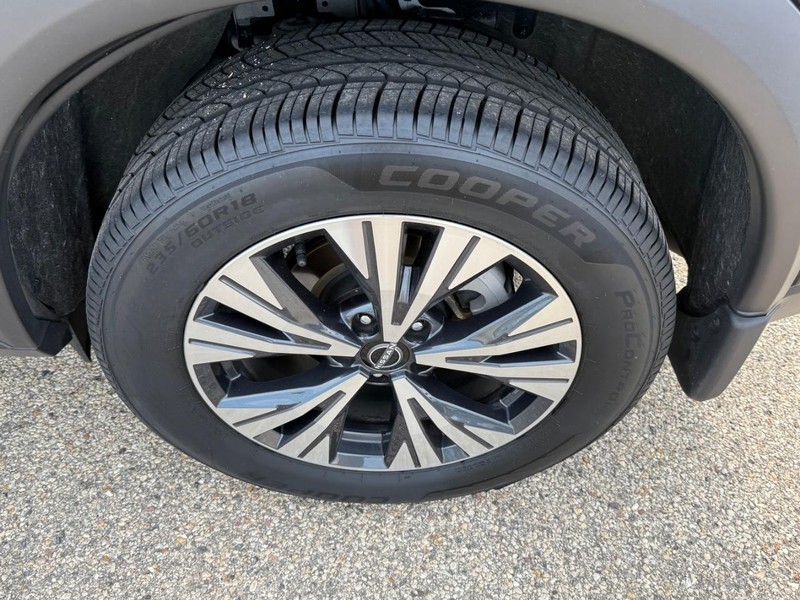 Nissan Rogue Vehicle Image 7