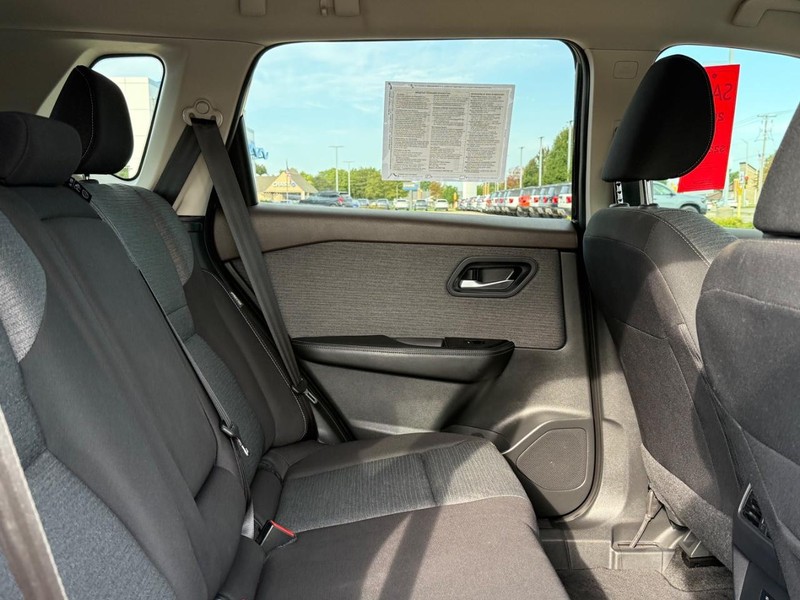 Nissan Rogue Vehicle Image 10