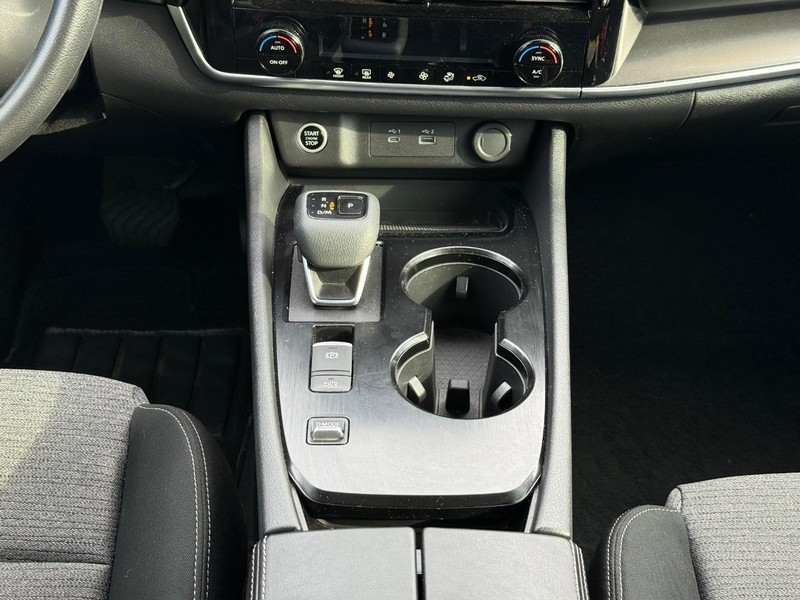 Nissan Rogue Vehicle Image 13