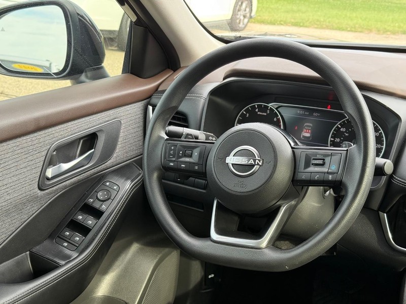 Nissan Rogue Vehicle Image 14
