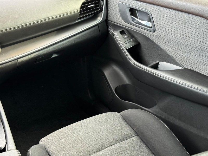 Nissan Rogue Vehicle Image 15