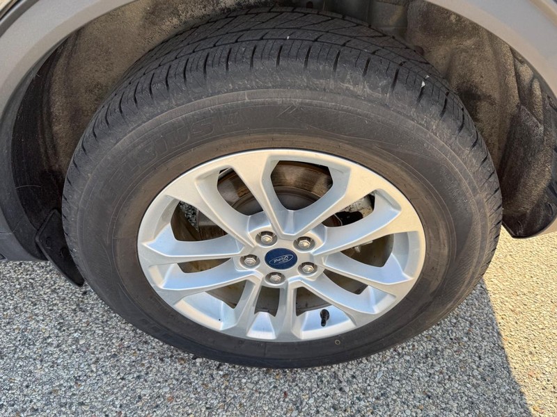 Ford Escape Vehicle Image 6