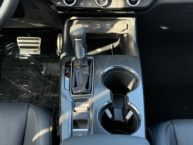 Honda Civic Hatchback Hybrid Vehicle Image 8