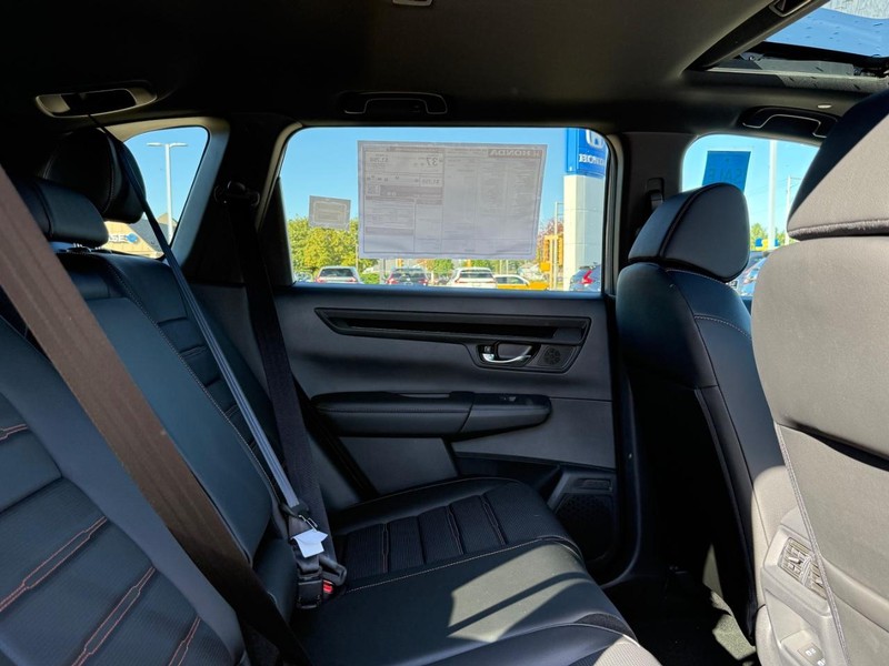 Honda CR-V Hybrid Vehicle Image 5