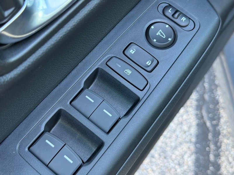 Honda CR-V Hybrid Vehicle Image 16