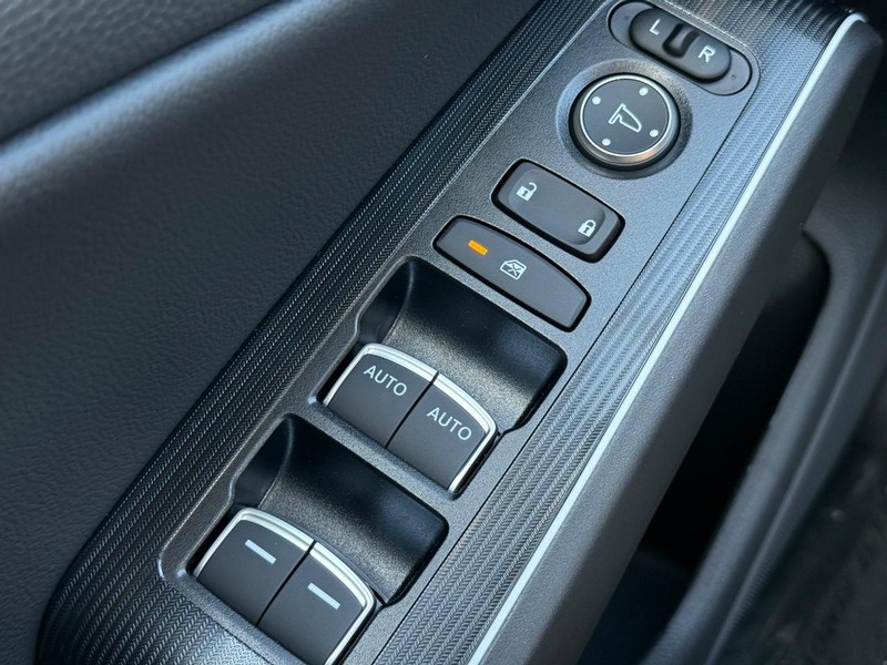 Honda Civic Hatchback Hybrid Vehicle Image 15