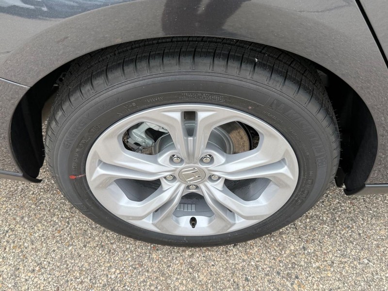 Honda Accord Sedan Vehicle Image 4
