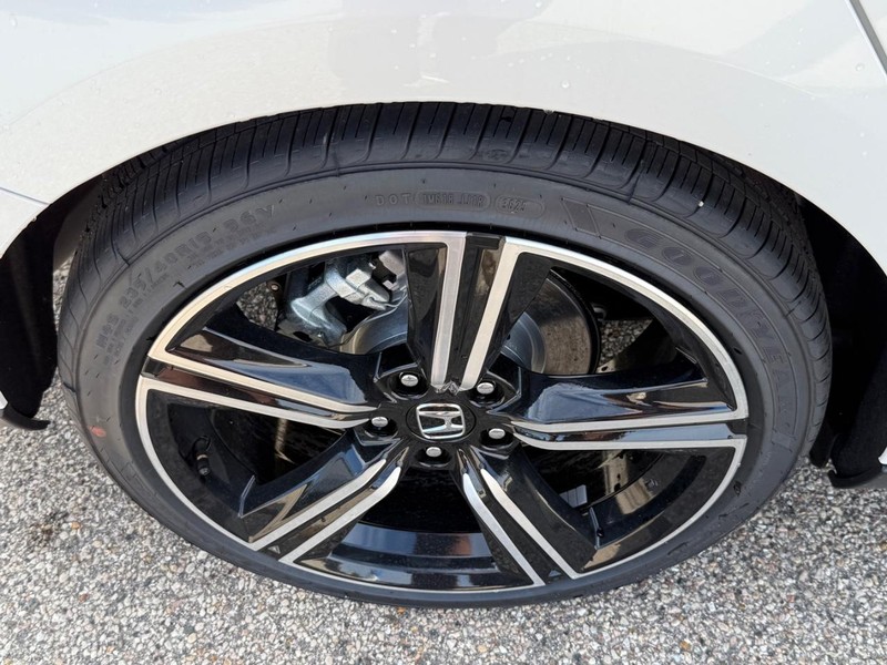 Honda Accord Hybrid Vehicle Image 4