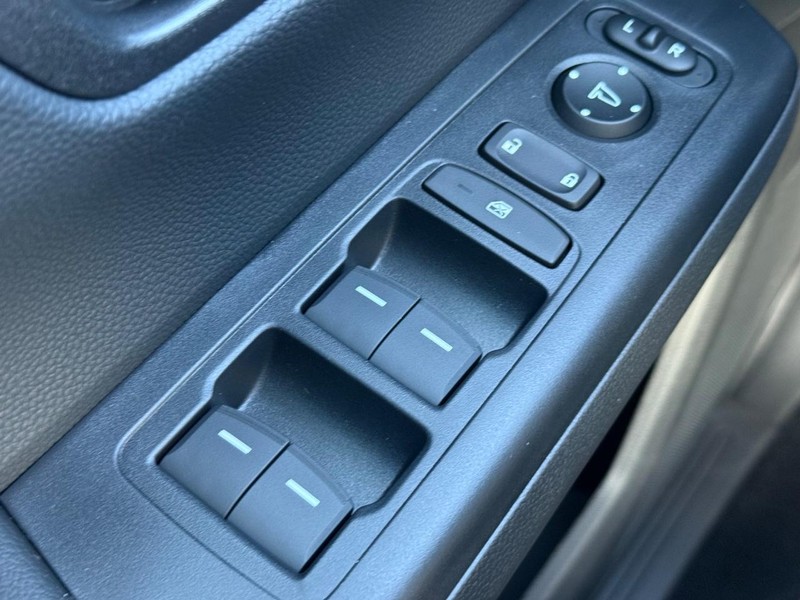 Honda CR-V Hybrid Vehicle Image 16