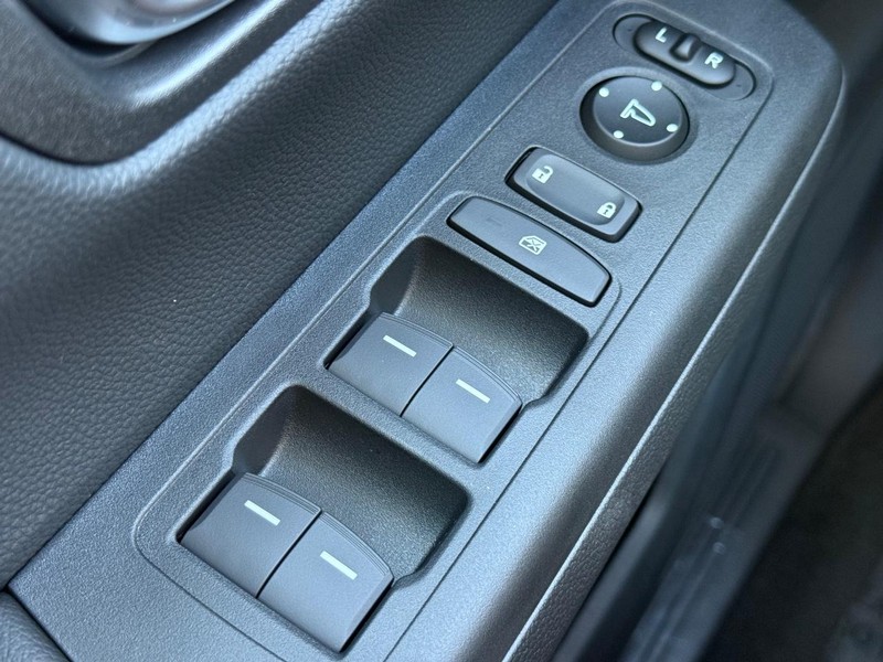 Honda CR-V Hybrid Vehicle Image 16