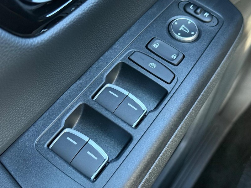 Honda CR-V Hybrid Vehicle Image 16