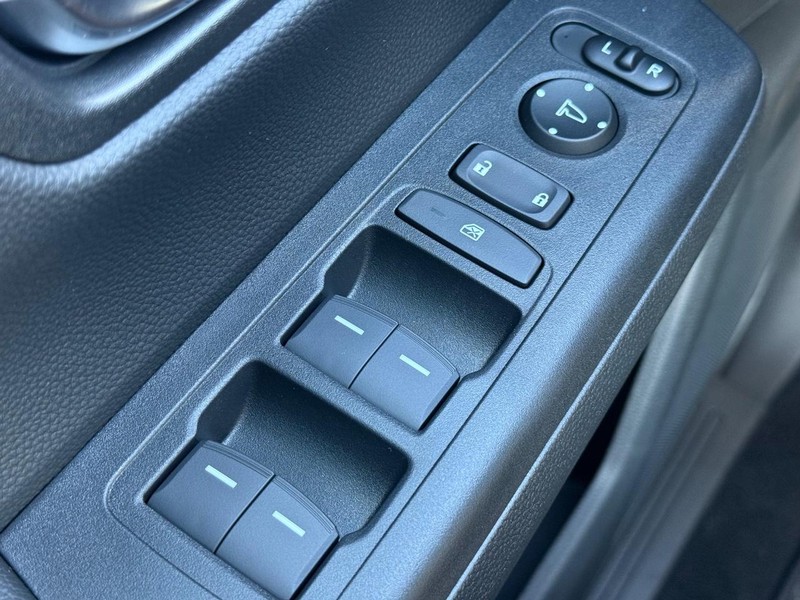 Honda CR-V Hybrid Vehicle Image 16