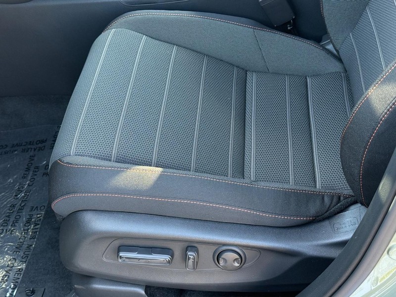 Honda CR-V Hybrid Vehicle Image 16