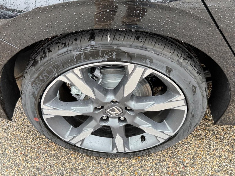 Honda Civic Hatchback Hybrid Vehicle Image 4